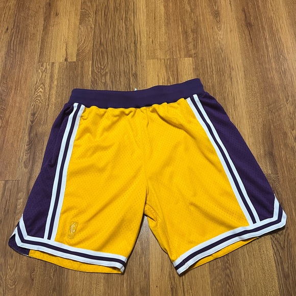 Pre-Loved Mitchell & ness La lakers 1996-1997 authentic shorts Size 48 XL - Picture 1 of 7